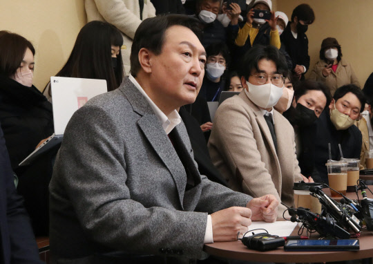윤석열 국민의힘 대선후보가 30일 오후 충북 청주시 청원구 청주첨단문화산업단지 방문해 청년 창업자들과 간담회를 하고 있다.연합뉴스